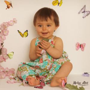 Catégorie Première fois - petite fille pour ses 1 an fond rose fleurie papillons chipie coquine