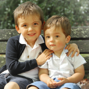 Catégorie Portrait d'enfant - Fratrie, garçons assis sur un banc en extérieur