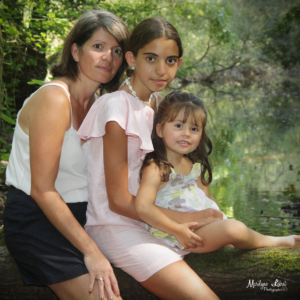 Catégorie Portrait en famille - famille , mère et filles en extérieur, fond verdure nature eau