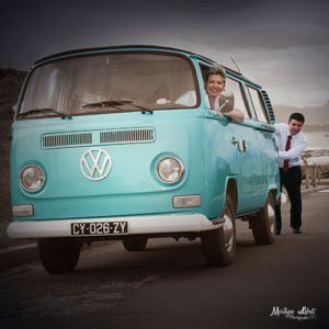 Catégorie mariage - couple de mariés à bord d'un Van au bord de mer