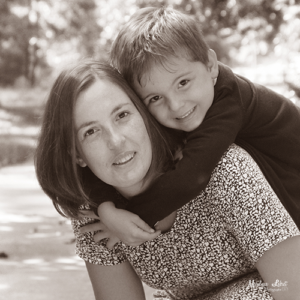 Catégorie Portrait famille - mère fils - en extérieur - en noir et blanc