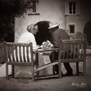 Catégorie Mariage couple - En tête à tête - Couple de mariés assis sur un banc