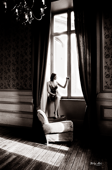 Book Mode modèle féminin - Cercle Turgot - Limoges - Noir et blanc - Modèle à la fenêtre - Canapé